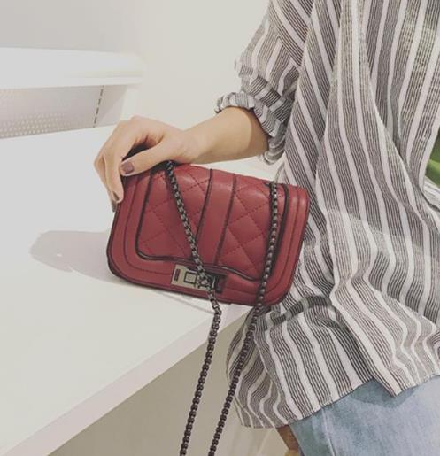 让时髦百搭的斜挎包装点你一夏（图）