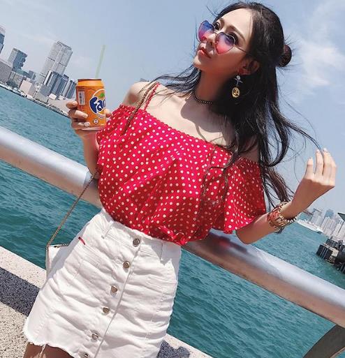 夏天穿什么都热 这样的一字领衬衫性感还凉爽