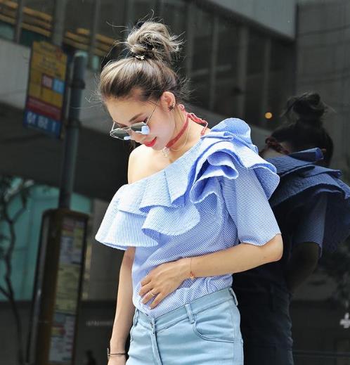 夏天穿什么都热 这样的一字领衬衫性感还凉爽