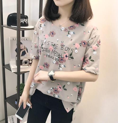 露肩T恤搭配尖头细高跟鞋 别提多吸睛了（图）