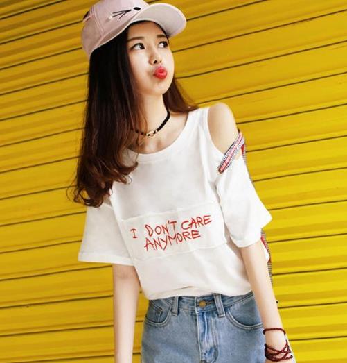 露肩T恤搭配尖头细高跟鞋 别提多吸睛了（图）