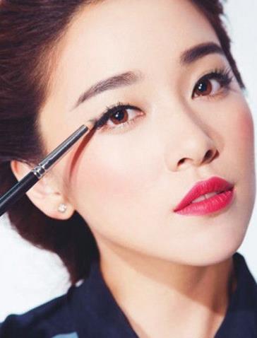内双画彩妆的6个小技巧 立变魅惑大眼（图）