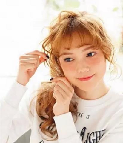 教你侧边马尾辫扎法 演绎春日浪漫（图）