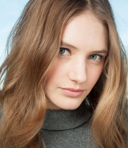 率性长发发型的搭配提升了整个造型的妩媚度 率性长发发型的搭配提升了整个造型的妩媚度