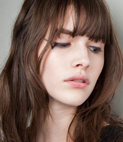 率性长发发型的搭配提升了整个造型的妩媚度 率性长发发型的搭配提升了整个造型的妩媚度