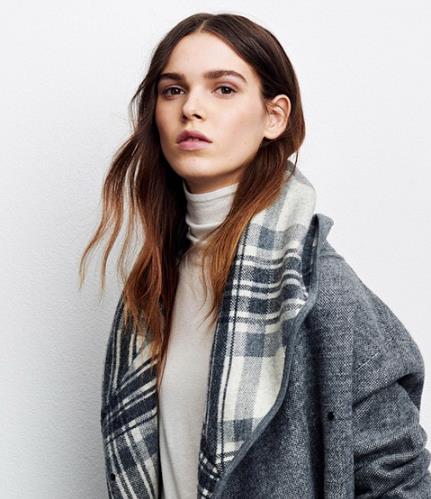 率性长发发型的搭配提升了整个造型的妩媚度 率性长发发型的搭配提升了整个造型的妩媚度