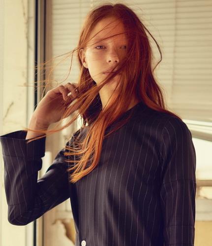 率性长发发型的搭配提升了整个造型的妩媚度