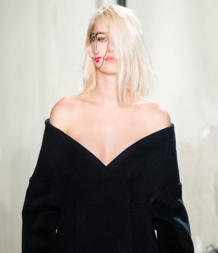 率性长发发型的搭配提升了整个造型的妩媚度