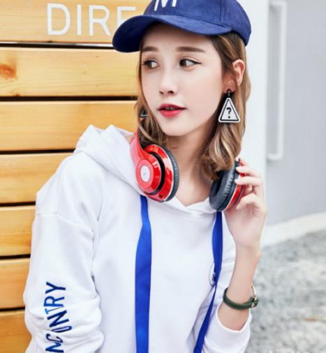 推荐几款自带凹造型属性的时尚卫衣（图）