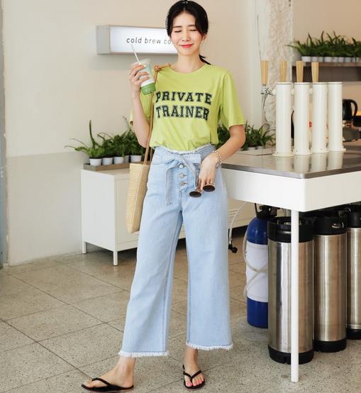 牛仔阔腿裤如何搭配上衣 轻松穿出复古范（图）