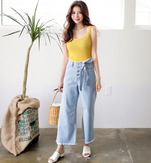牛仔阔腿裤如何搭配上衣 轻松穿出复古范（图）