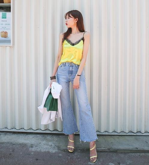 牛仔阔腿裤如何搭配上衣 轻松穿出复古范（图）