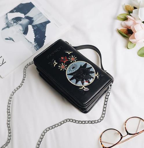 明星都在背的春夏款小方包:有范又大气(图) 明星都在背的春夏款小方包:有范又大气(图)