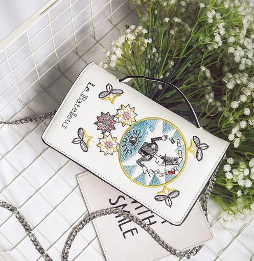 明星都在背的春夏款小方包：有范又大气（图） 