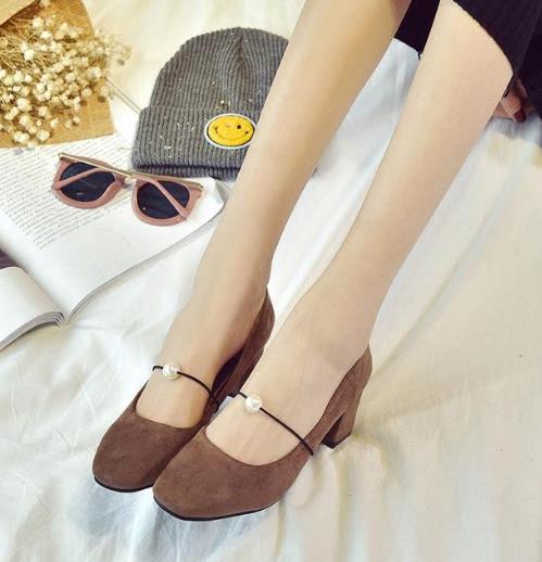 穿高跟鞋脚不痛 选一字扣高跟鞋就对了（图）