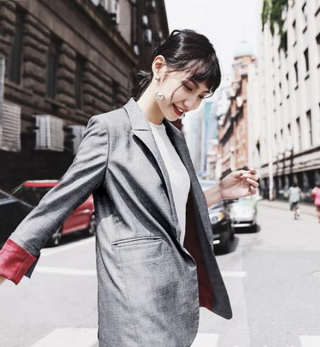 玩转初春穿搭 彰显复古感的灰色西装搭配示范