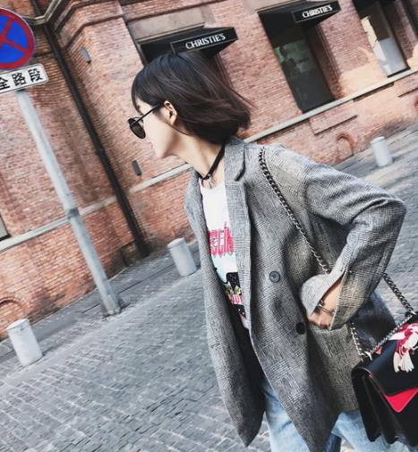 玩转初春穿搭 彰显复古感的灰色西装搭配示范