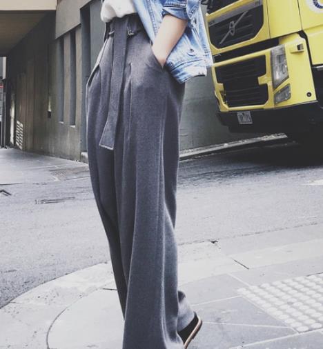 玩转初春穿搭 彰显复古感的灰色西装搭配示范