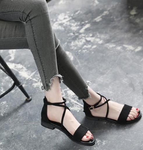 舒适有个性的罗马凉鞋才是今年的时尚潮流（图）