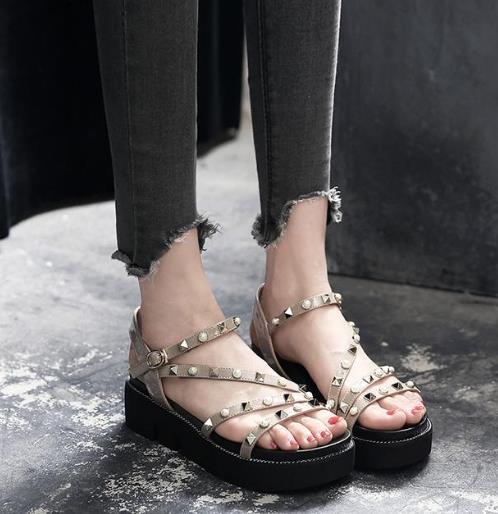 舒适有个性的罗马凉鞋才是今年的时尚潮流（图）