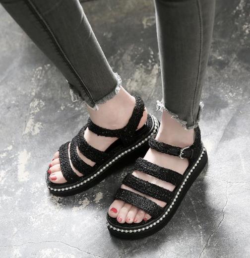 舒适有个性的罗马凉鞋才是今年的时尚潮流（图）