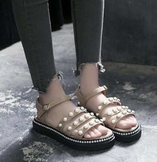 舒适有个性的罗马凉鞋才是今年的时尚潮流（图）