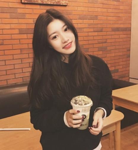 时尚达人显瘦减龄搭配 全靠小卫衣(图) 时尚达人显瘦减龄搭配 全靠小卫衣(图)