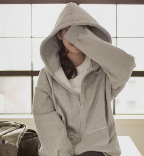 时尚达人显瘦减龄搭配 全靠小卫衣（图）