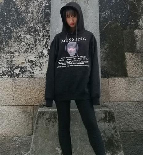 时尚达人显瘦减龄搭配 全靠小卫衣（图）