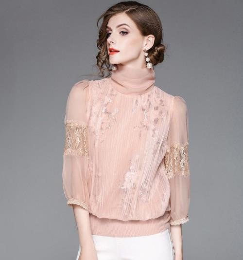 追求轻熟风的女人不妨入一件蕾丝打底衫(图) 追求轻熟风的女人不妨入一件蕾丝打底衫(图)