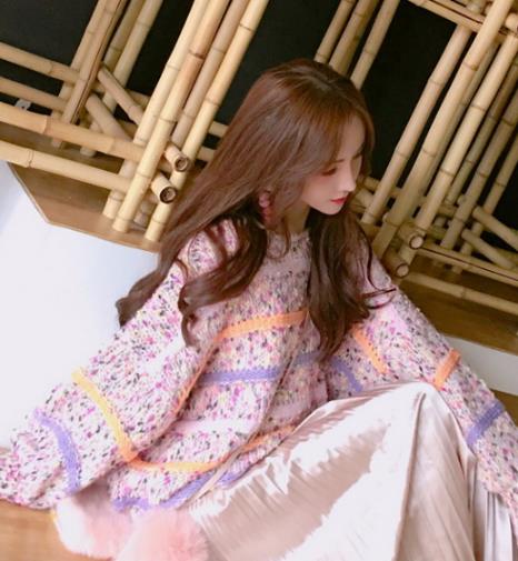 格子毛呢半身裙搭配衬衫:时尚文艺范儿 格子毛呢半身裙搭配衬衫:时尚文艺范儿