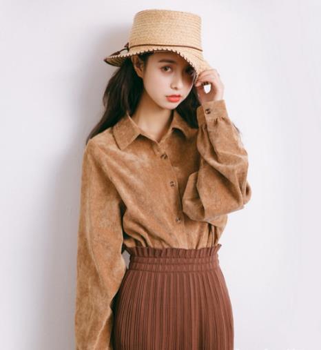 格子毛呢半身裙搭配衬衫：时尚文艺范儿