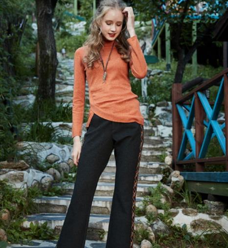 格子毛呢半身裙搭配衬衫：时尚文艺范儿