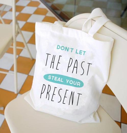 现在最流行简约大方斜跨帆布包搭配示范（图）