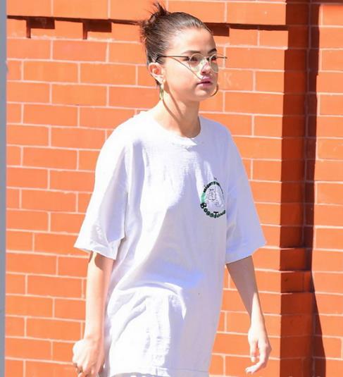 时尚达人都喜欢既时尚又复古的T恤搭配（图）