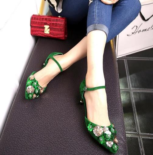 明星现身机场却意外火了脚上的绣花鞋(图) 明星现身机场却意外火了脚上的绣花鞋(图)