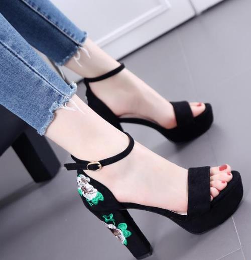 明星现身机场却意外火了脚上的绣花鞋（图）