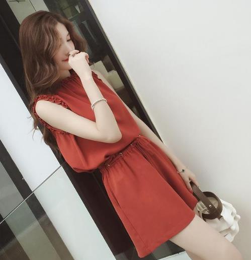 牛仔裙两件套搭配:简约有个性(图) 牛仔裙两件套搭配:简约有个性(图)