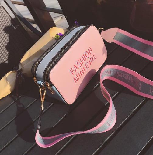 时尚女人出街都背这样的小方包 现在最流行(图) 时尚女人出街都背这样的小方包 现在最流行(图)