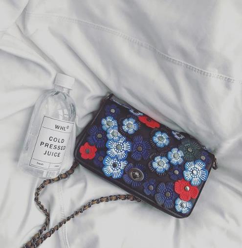 时尚女人出街都背这样的小方包 现在最流行(图) 时尚女人出街都背这样的小方包 现在最流行(图)