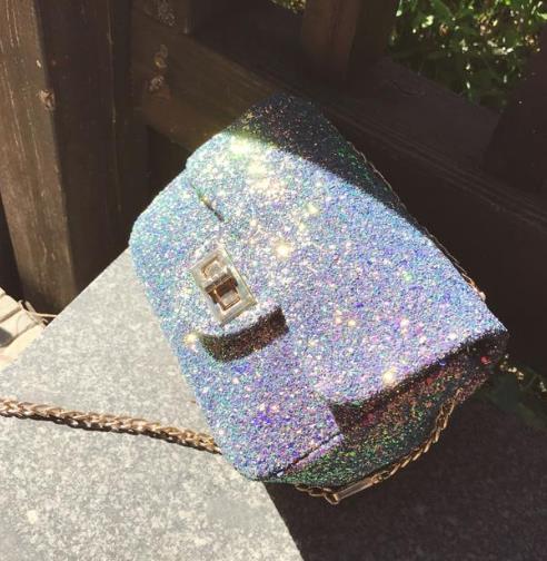 时尚女人出街都背这样的小方包 现在最流行（图）