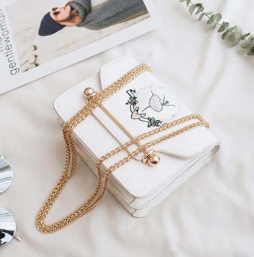 时尚女人出街都背这样的小方包 现在最流行（图）