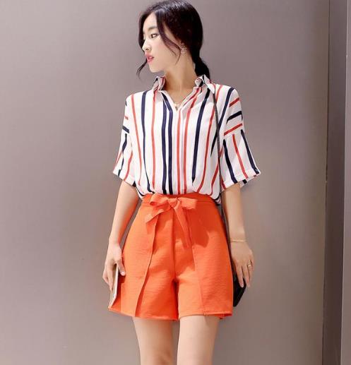 牛仔裙两件套搭配：简约有个性（图）