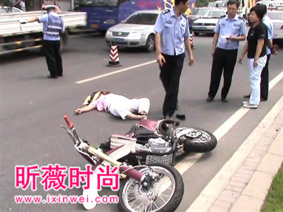 女子横穿马路被撞身亡：司机逃逸现场惊魂一幕