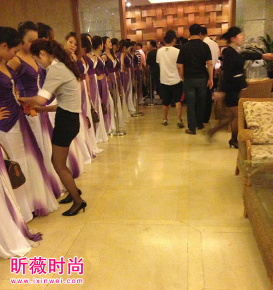 夜总会里面的性感美女图片:偷拍性感诱惑的夜总会美女