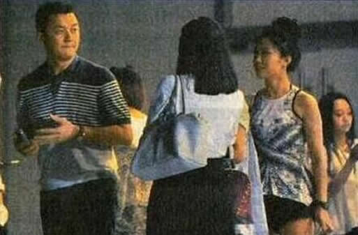 李亚鹏再婚得双胞胎女儿?抱孩子的表情出卖了他 李亚鹏再婚得双胞胎女儿?抱孩子的表情出卖了他