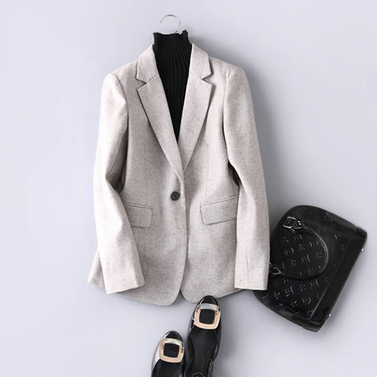 小白领黑裙加西装的搭配：时尚十足完美自信