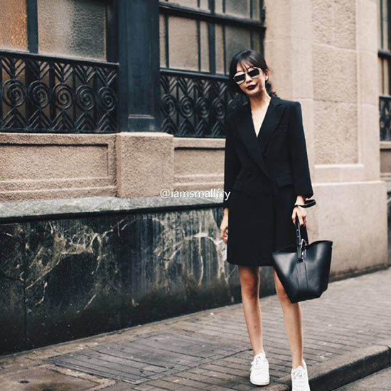 小白领黑裙加西装的搭配：时尚十足完美自信