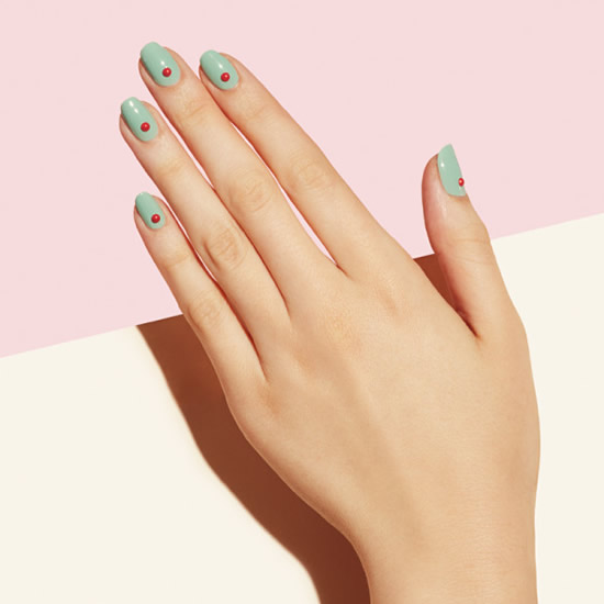 单色美甲图片:给单色美甲油加一点显白又提气 单色美甲图片:给单色美甲油加一点显白又提气