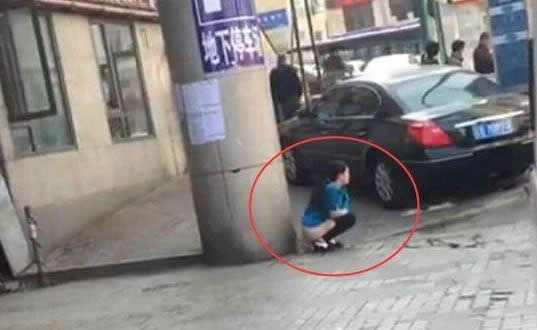 妙龄少妇拉起裙子 竟在马路旁干这事十分不雅